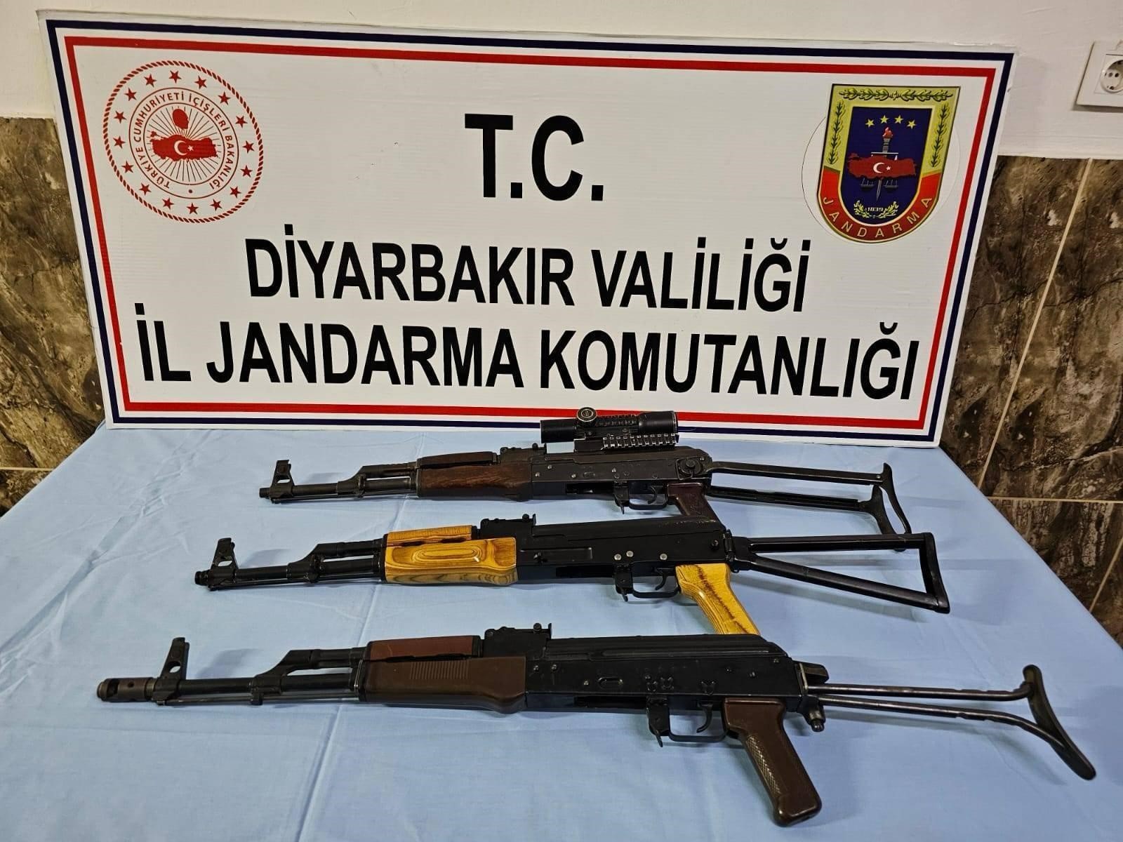 Diyarbakır'da durdurulan araçta 3 adet AK-47 ele geçirildi!