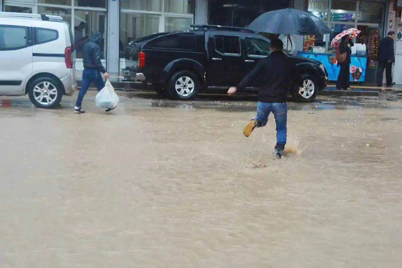 Meteorolojiden "kuvvetli" yağış uyarısı