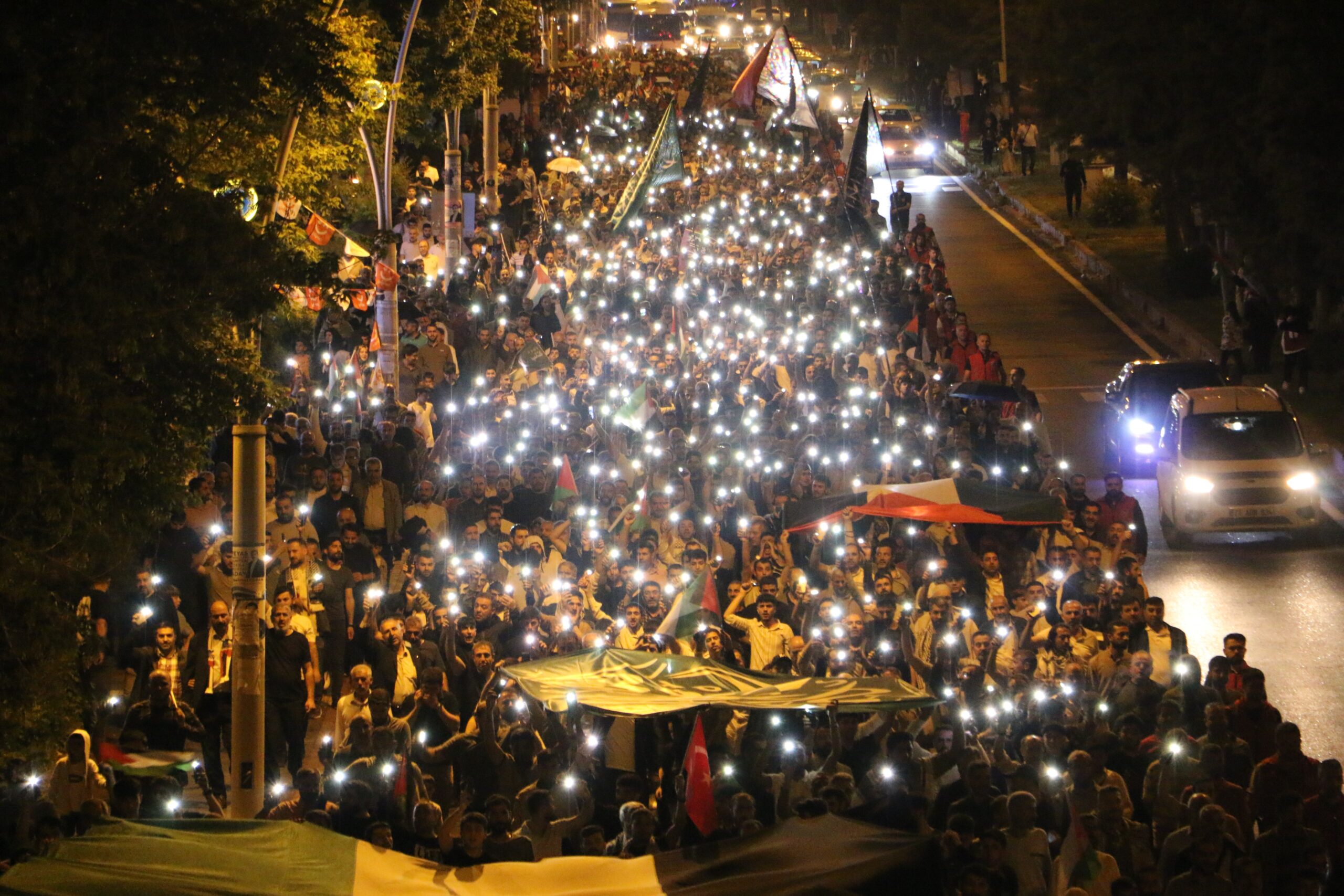 Diyarbakır’da binlerce kişi Refah’taki katliamı protesto etti