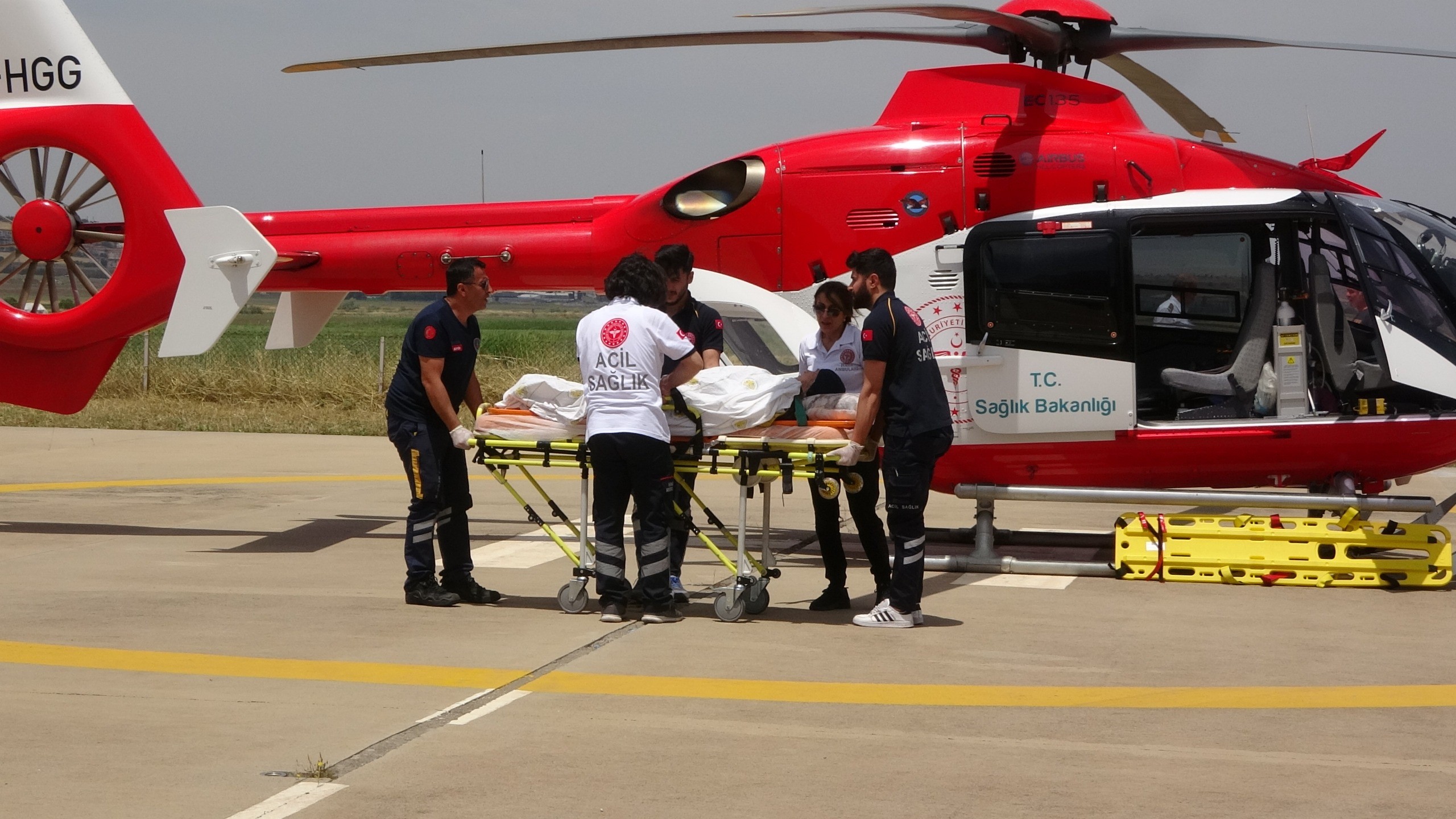 Diyarbakır'da 90 yaşındaki hasta ambulans helikopter ile hastaneye sevk edildi