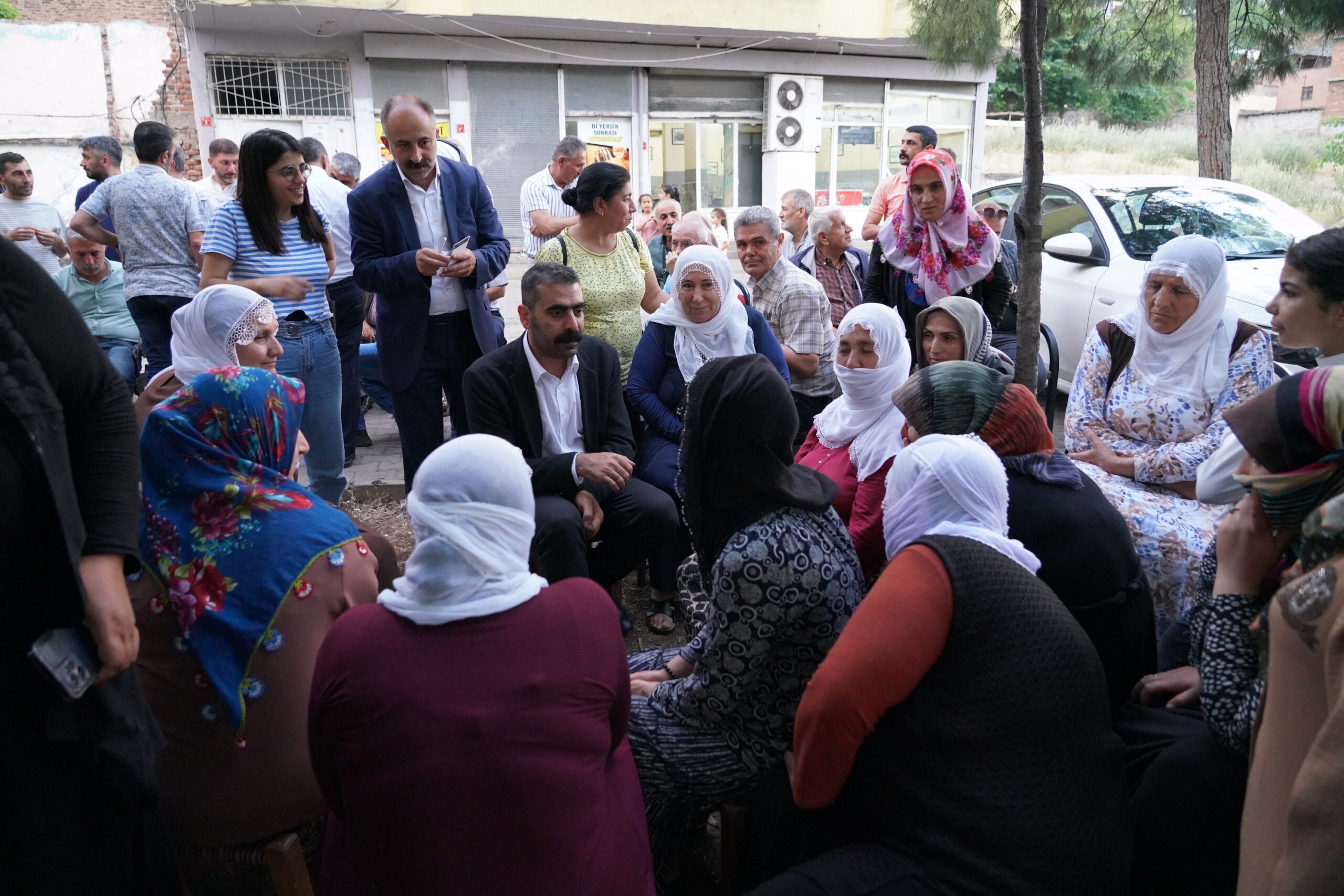 Eş Başkan Hatun, Dicle ve Feritköşk mahallerini ziyaret etti