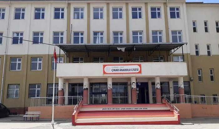 Diyarbakır'da öğrencilerin tartışmasına veliler dahil oldu,1 kişi bıçaklandı