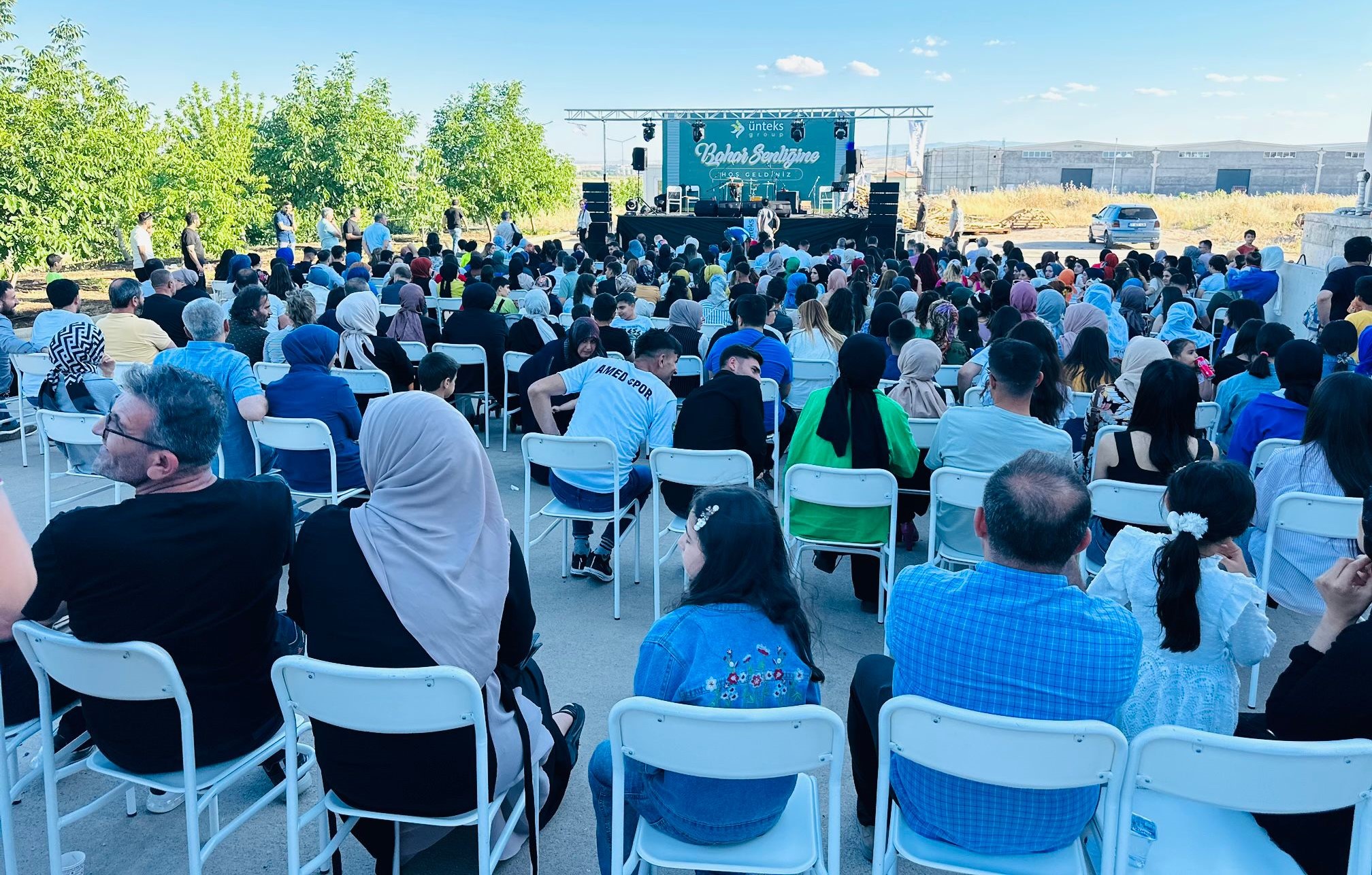 Diyarbakır’da ünlü sanatçı söyledi, işçileri oynadı!