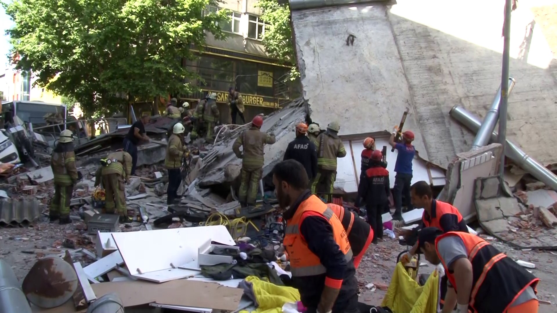 3 katlı bina çöktü: Enkazdaki yaralıları kurtarma çalışmaları sürüyor!