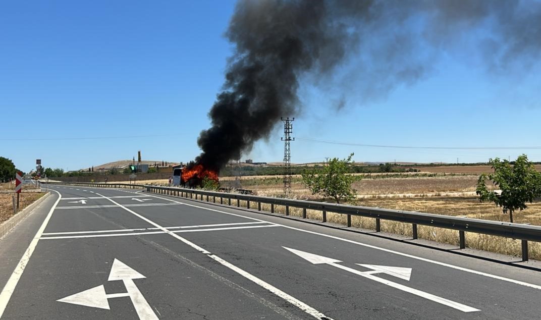 Emniyet personelini taşıyan midibüs alev alev yandı