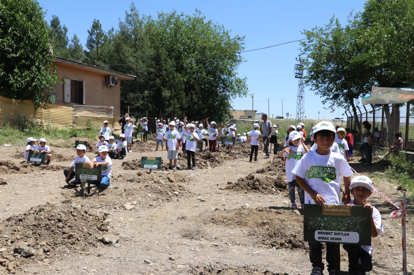 Diyarbakır'da minikler fidanları toprakla buluşturdu