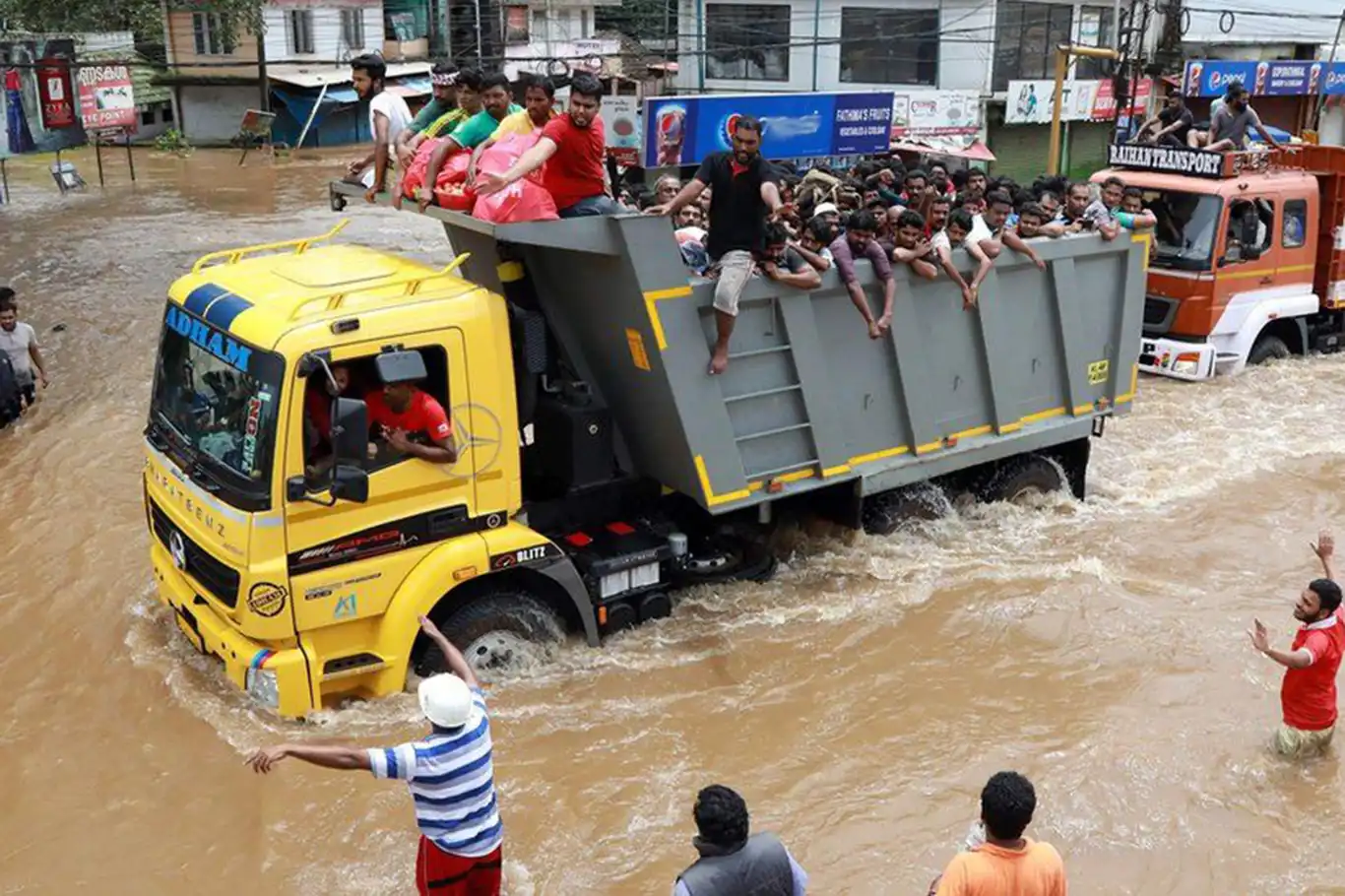 Bangladeş'te şiddetli yağışlar sele yol açtı