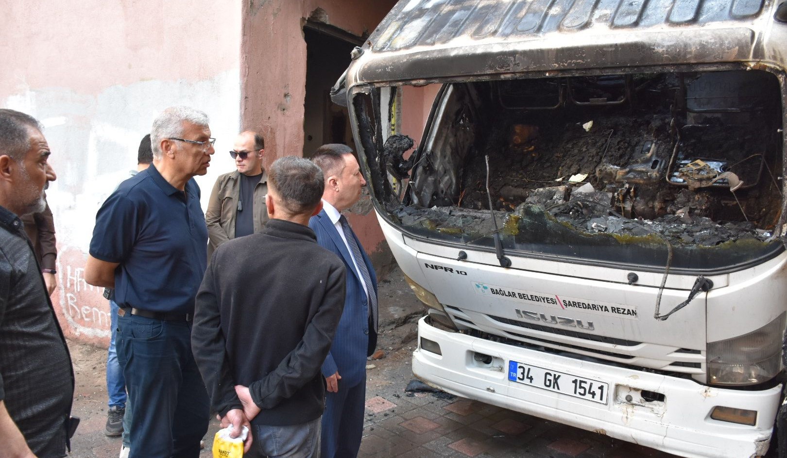 Diyarbakır’da kimliği belirsiz kişiler temizlik aracını yaktı