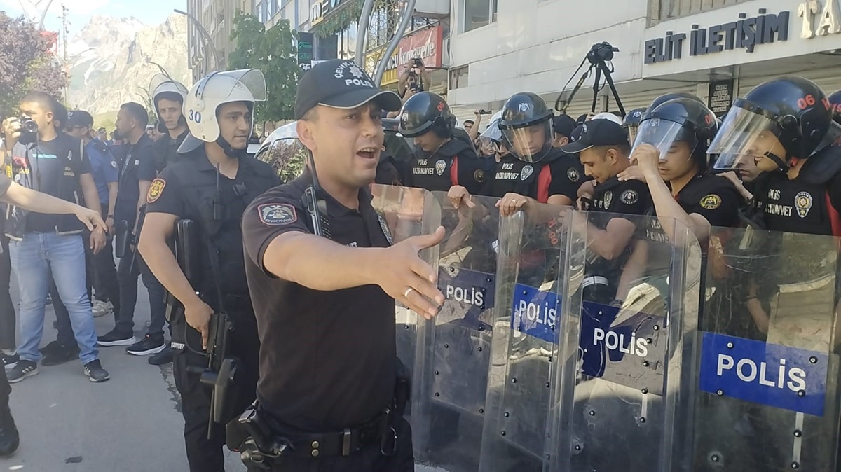 Hakkari’de olaylar çıktı: Polis amiri başından yaralandı