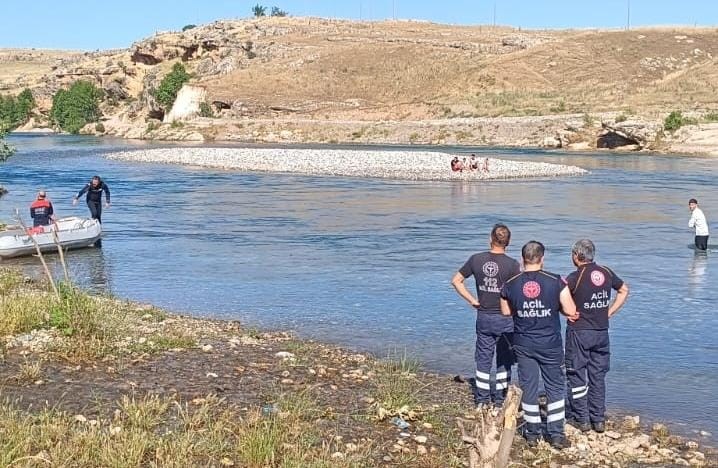 Diyarbakır’da Dicle Nehri’nde mahsur kalan 4 çocuk kurtarıldı