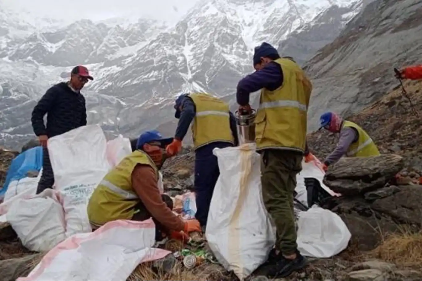 Nepal ordusundan Everest'te ceset tahliyesi