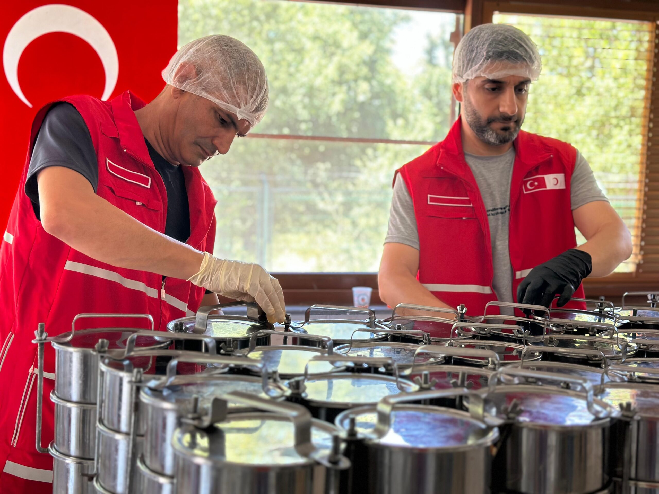 Kızılay, kestiği kurban etinden kalan kısmı günde 50 bin kişiye yemekle ulaştırıyor