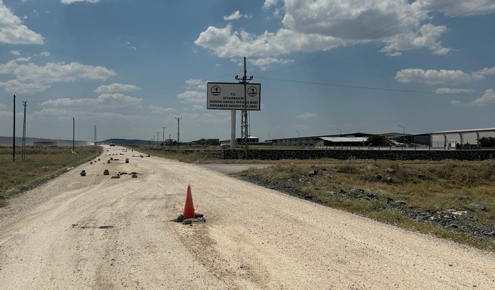 Diyarbakır’da binlerce kişiye istihdam kapısı olan bölgede yollar köstebek yuvası!