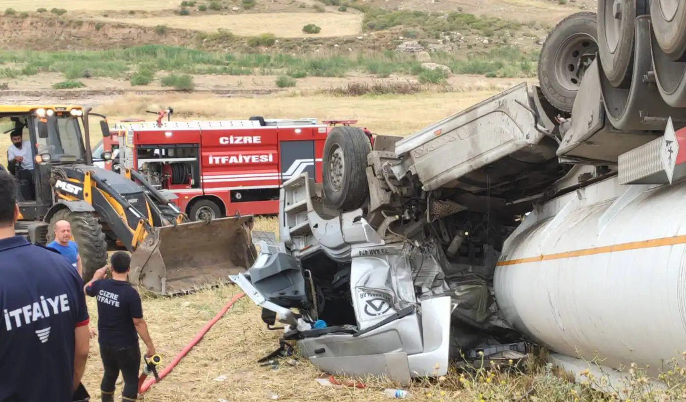 Petrol yüklü tanker devrildi: 2 yaralı