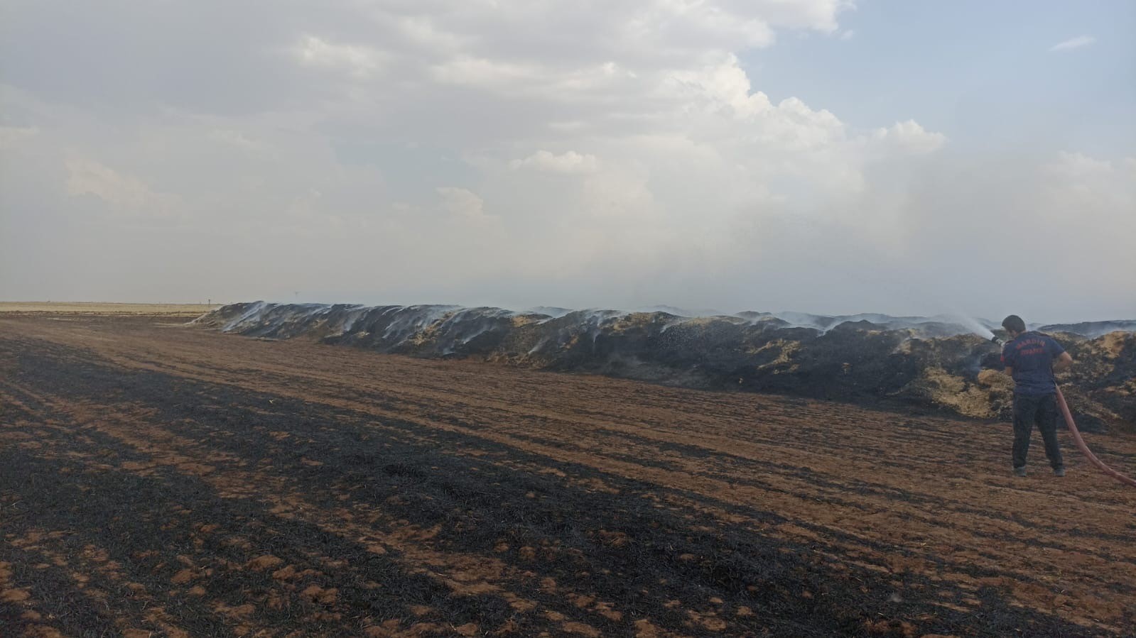 300 ton saman balyası kül oldu