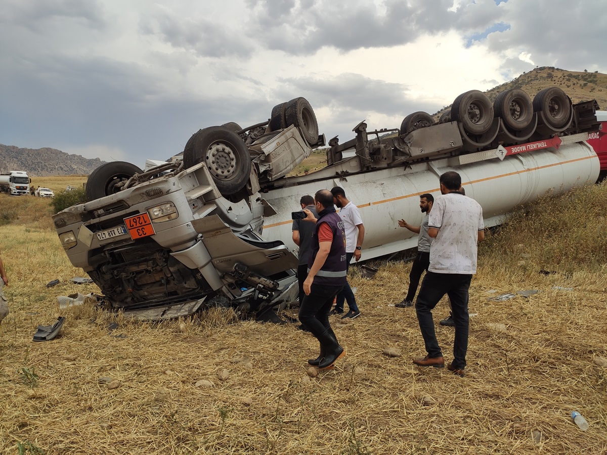 Petrol yüklü tanker devrildi: 2 yaralı