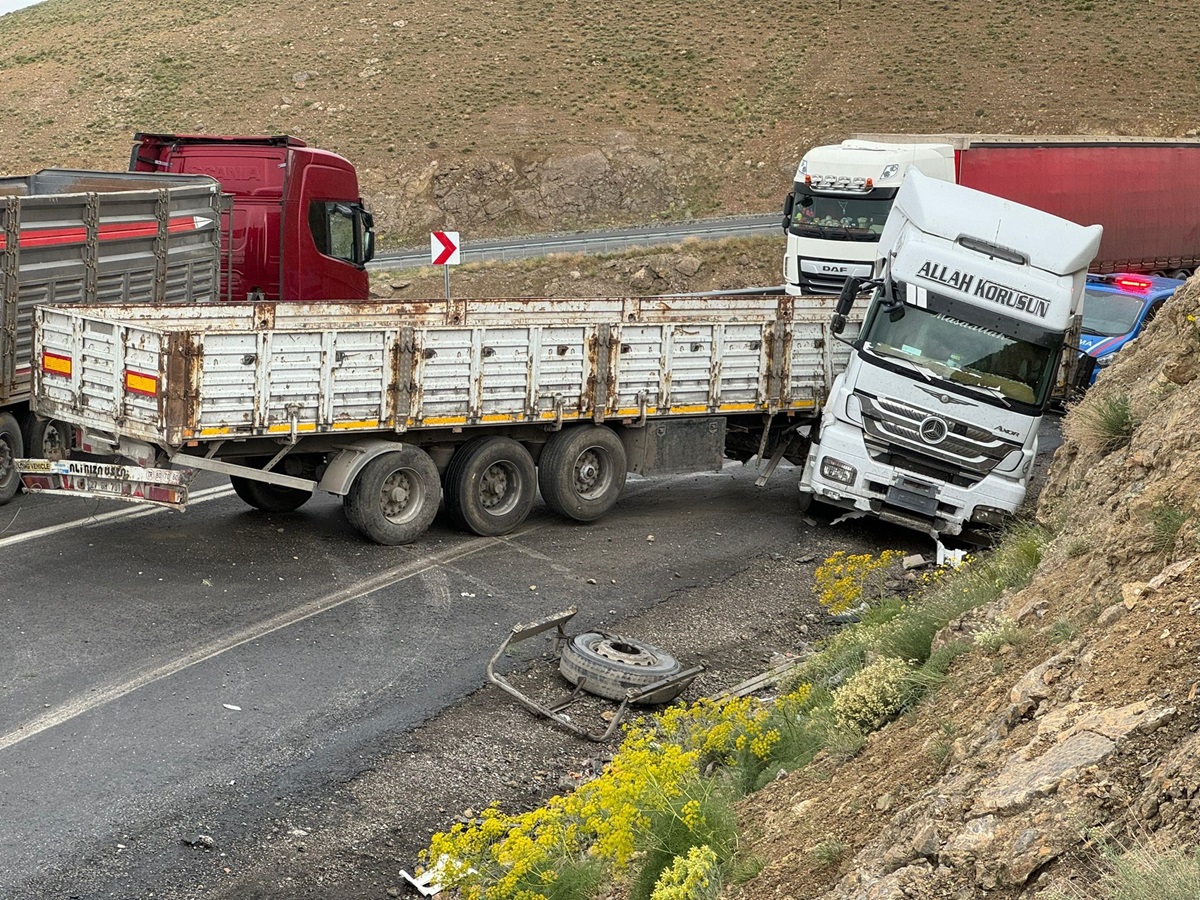 2 tır kafa kafaya çarpıştı: 2 yaralı