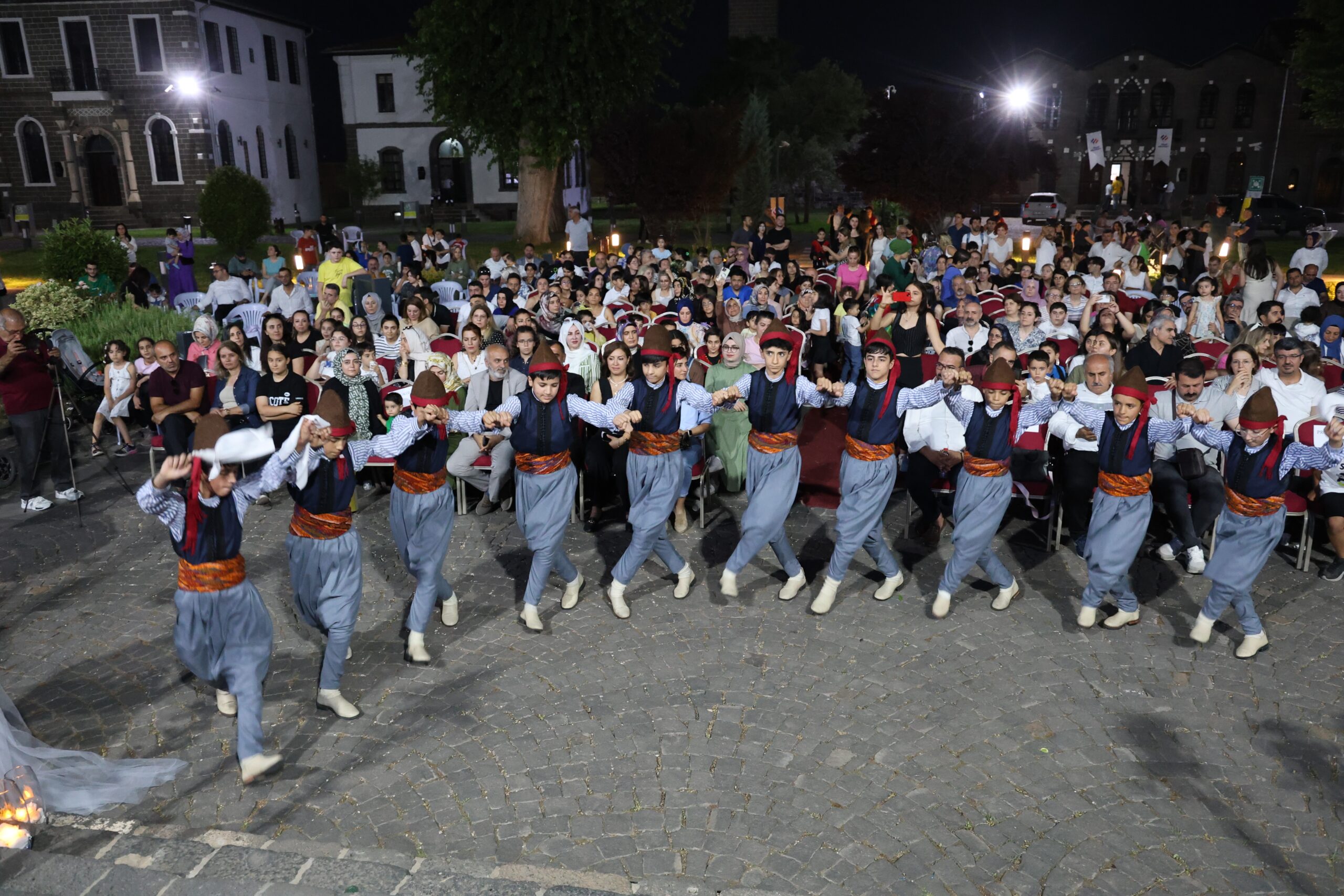 Diyarbakır’da ‘Kültürler Gecesi’nde şarkılar seslendirildi