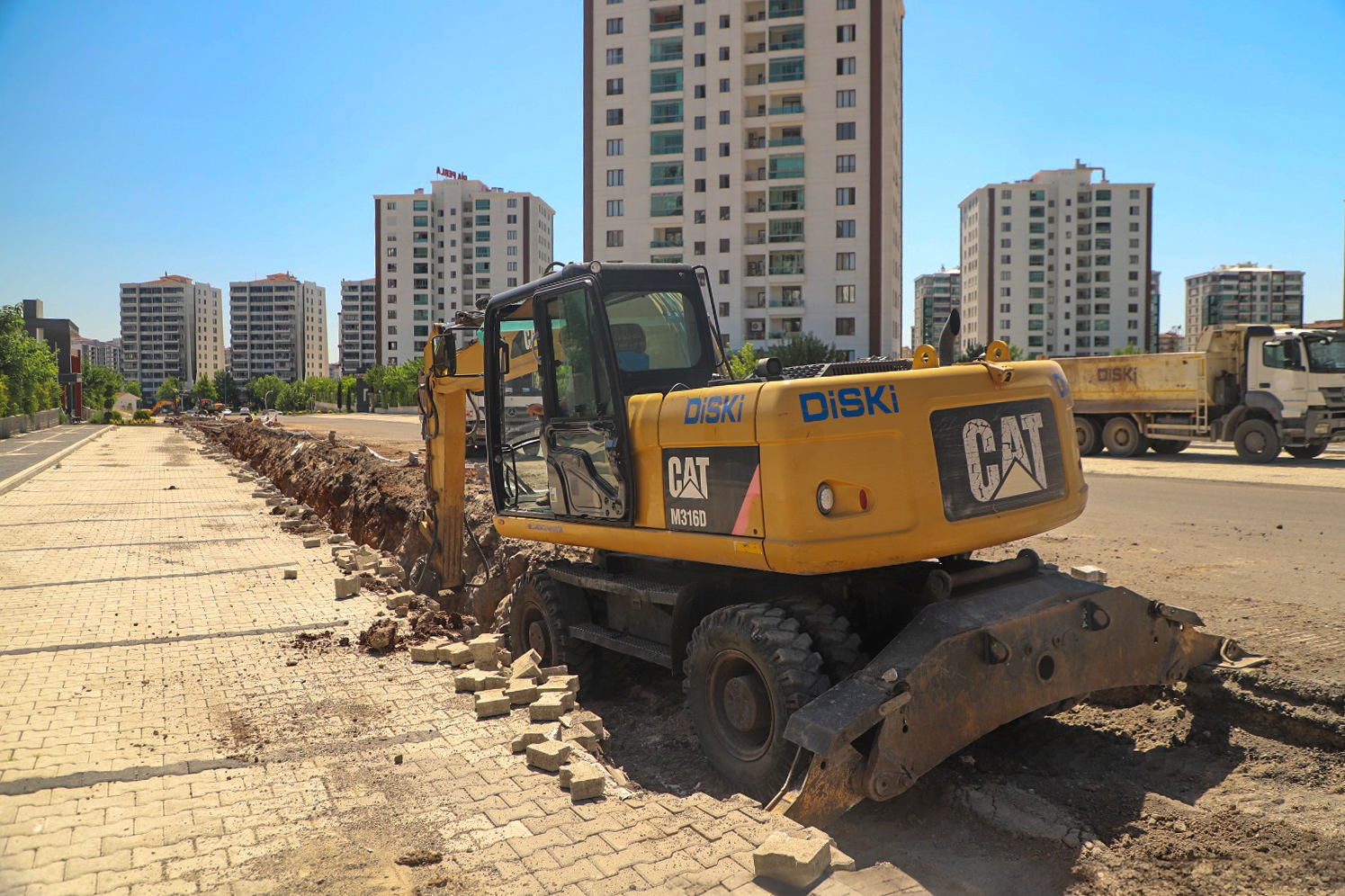 Mahabad Bulvarında içme suyu hattı deplase edildi