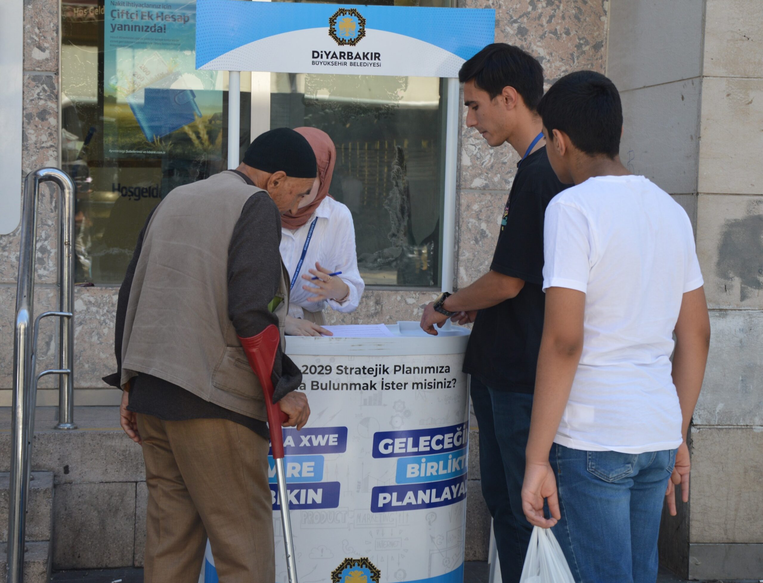 Diyarbakır Büyükşehir Belediyesi  halkın taleplerini dinliyor