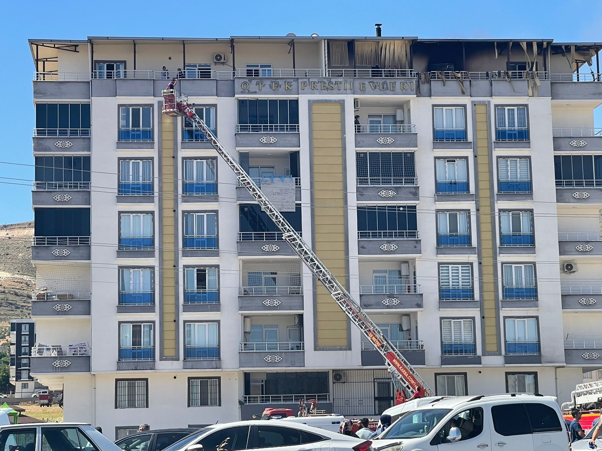 Çatı katında çıkan yangın korku dolu anlara neden oldu