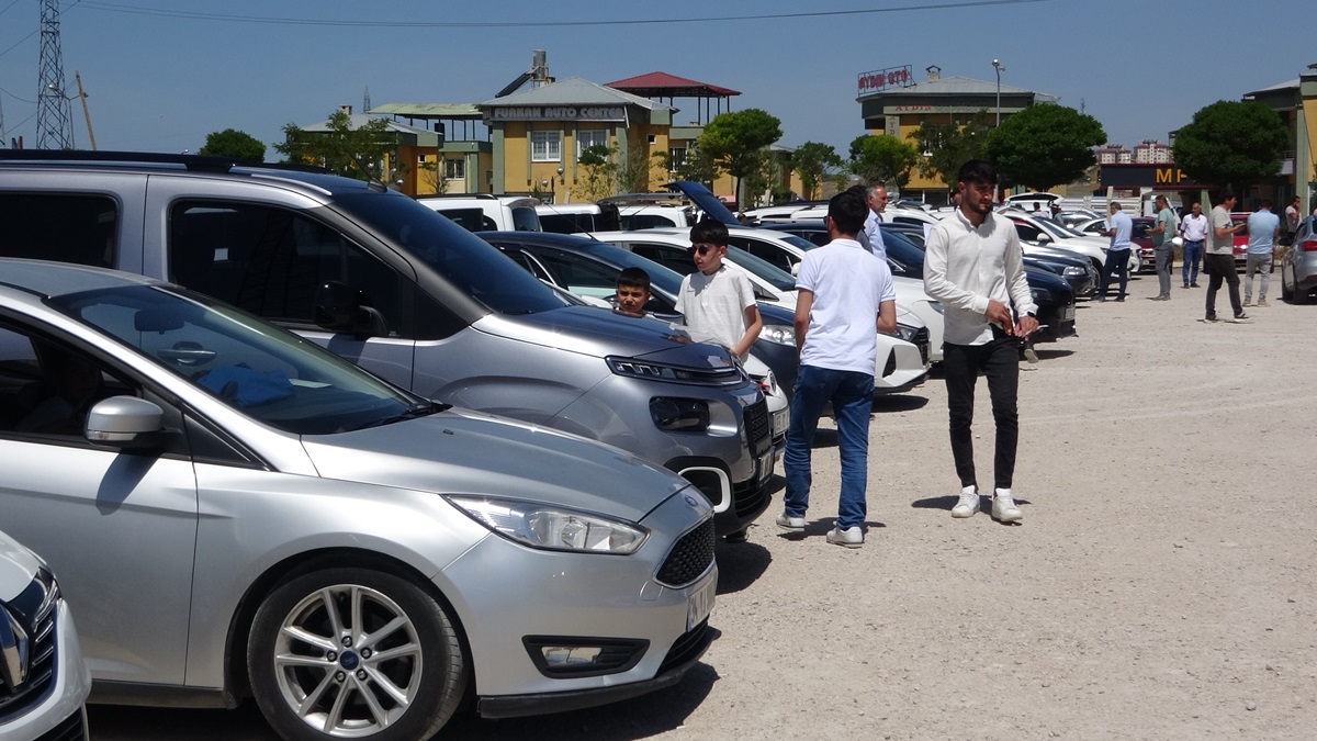 Kurban Bayramı arefesinde açık oto pazarında yoğunluk