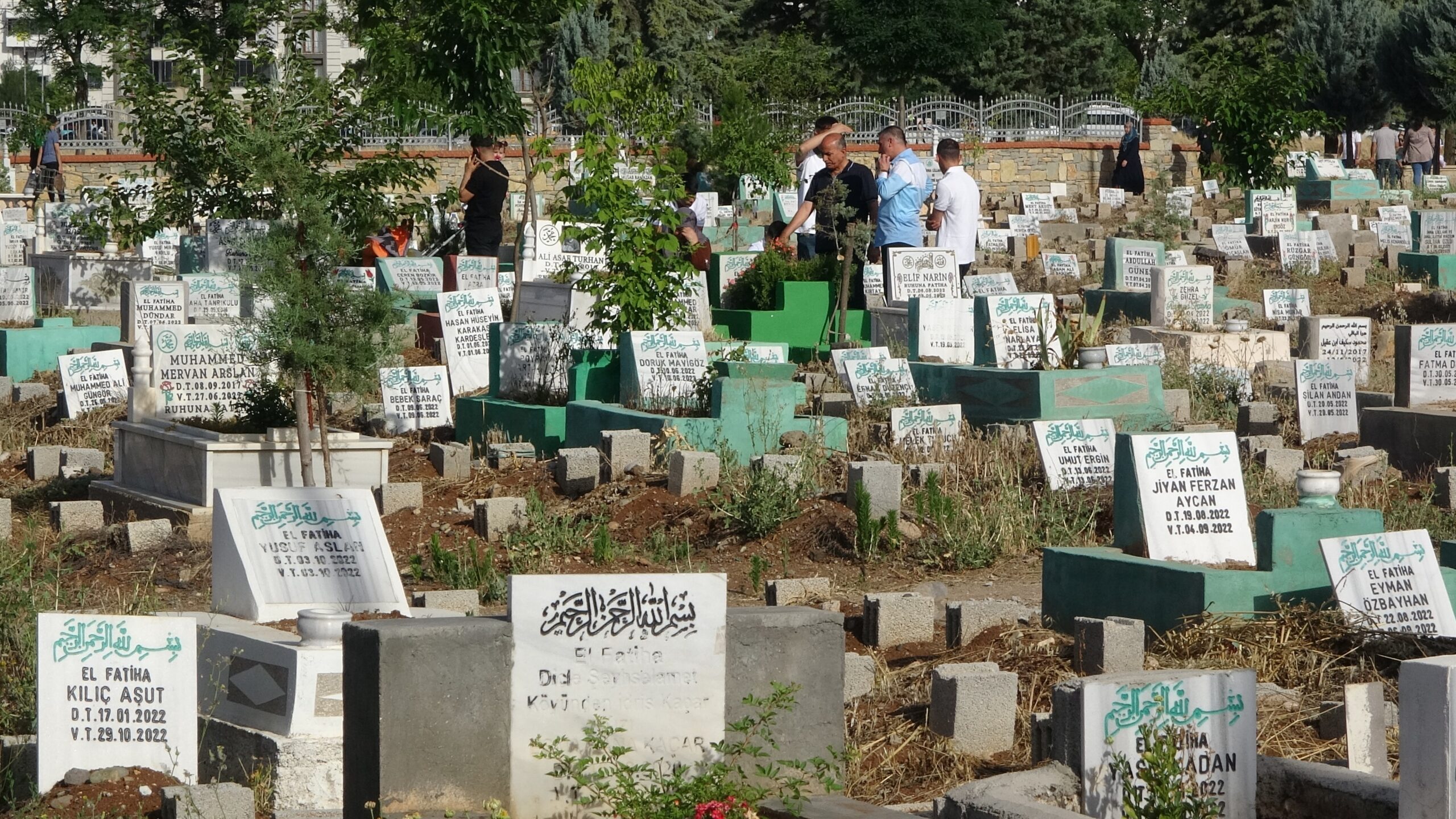 Diyarbakır'da bayramda vatandaşlar mezarlıklara akın etti