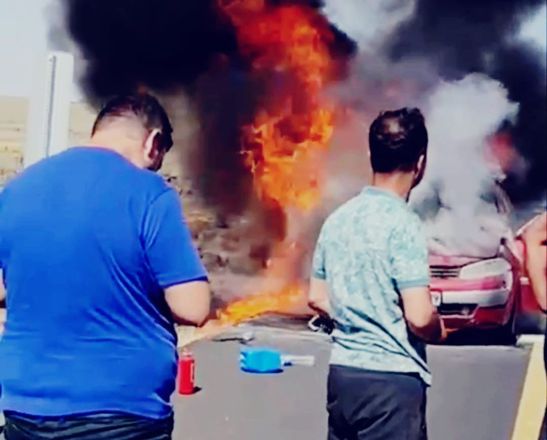 Diyarbakır'da seyir halindeki otomobil alev topuna döndü