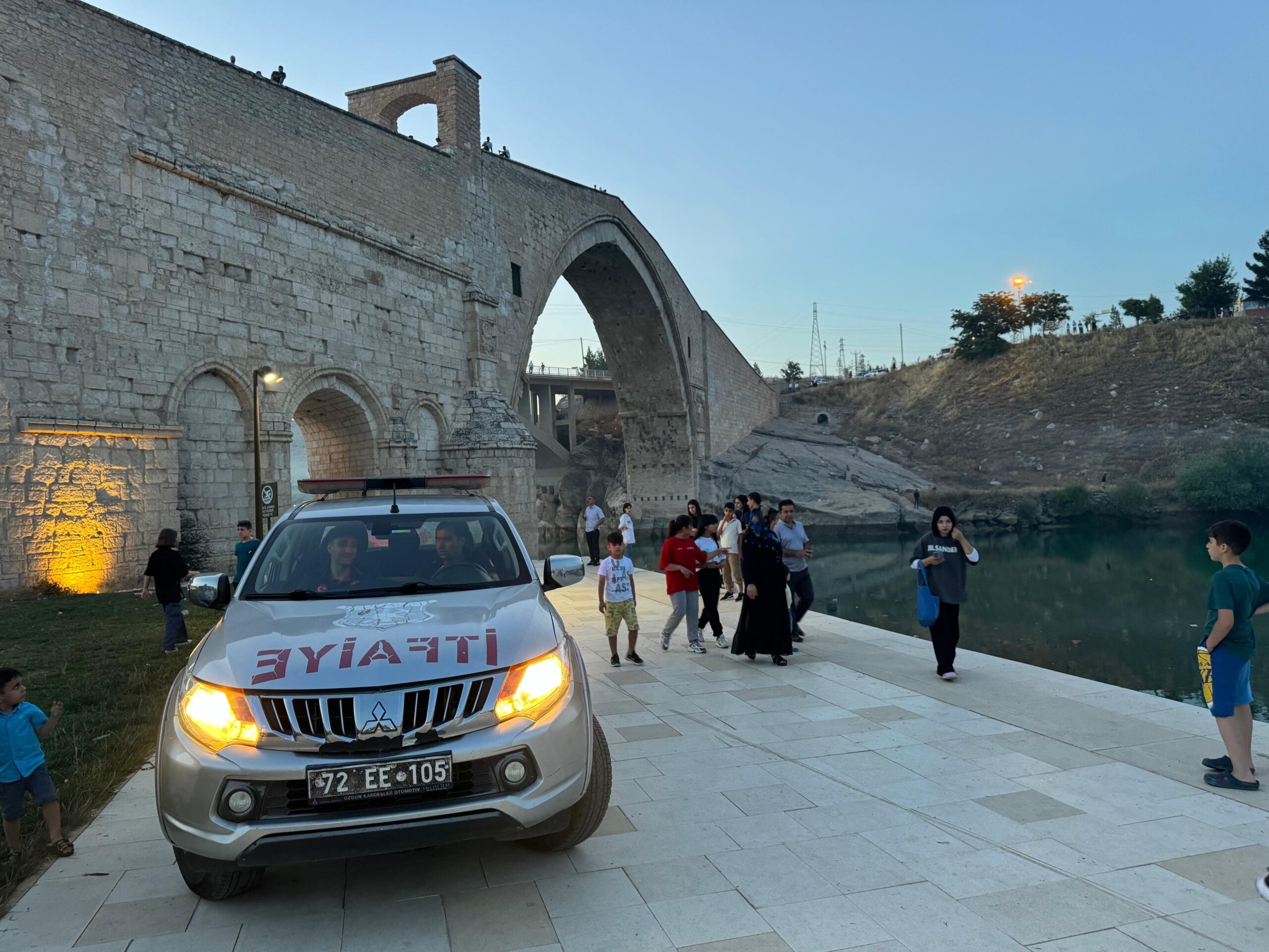 Diyarbakır'da barajda mahsur kalan 2 kişi kendi imkanlarıyla çıktı