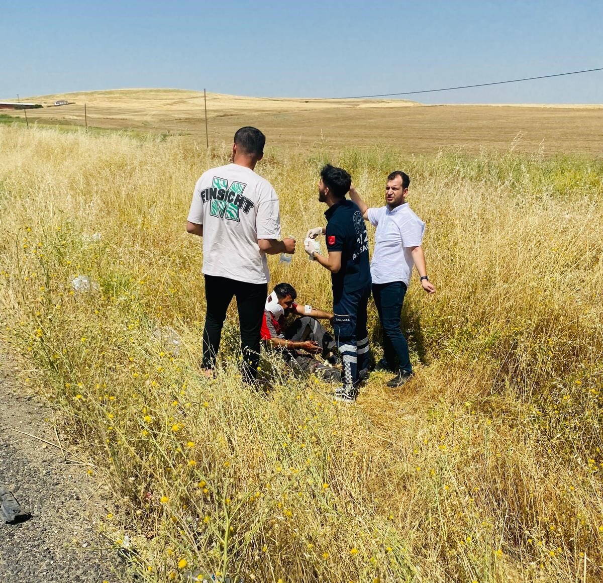 Diyarbakır’da yol kenarında oturan 2 kişiye otomobil çarptı