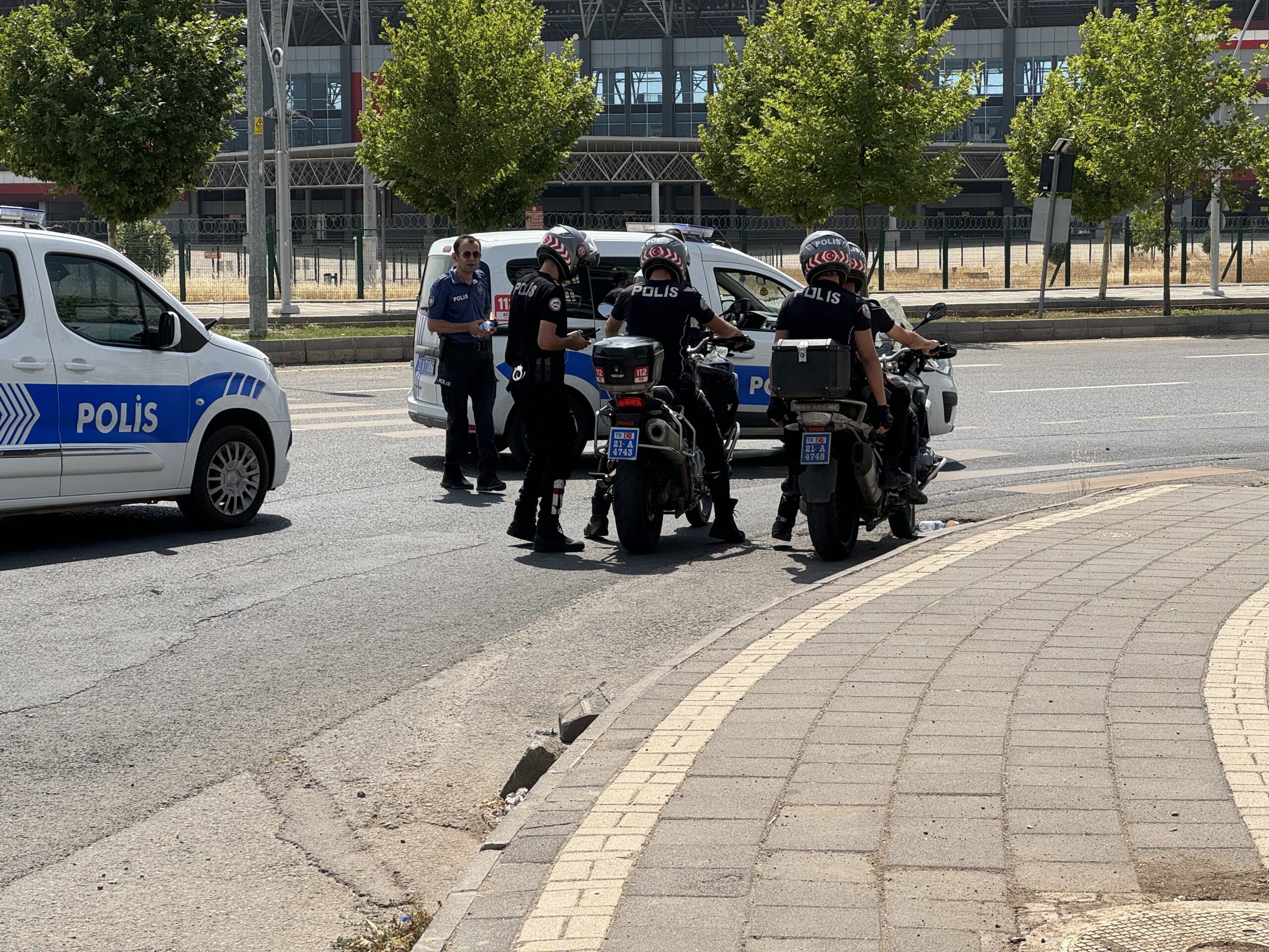 Diyarbakır'da akrabalar tekme, yumruk, bıçak ve silahlı kavga etti: 2 yaralı