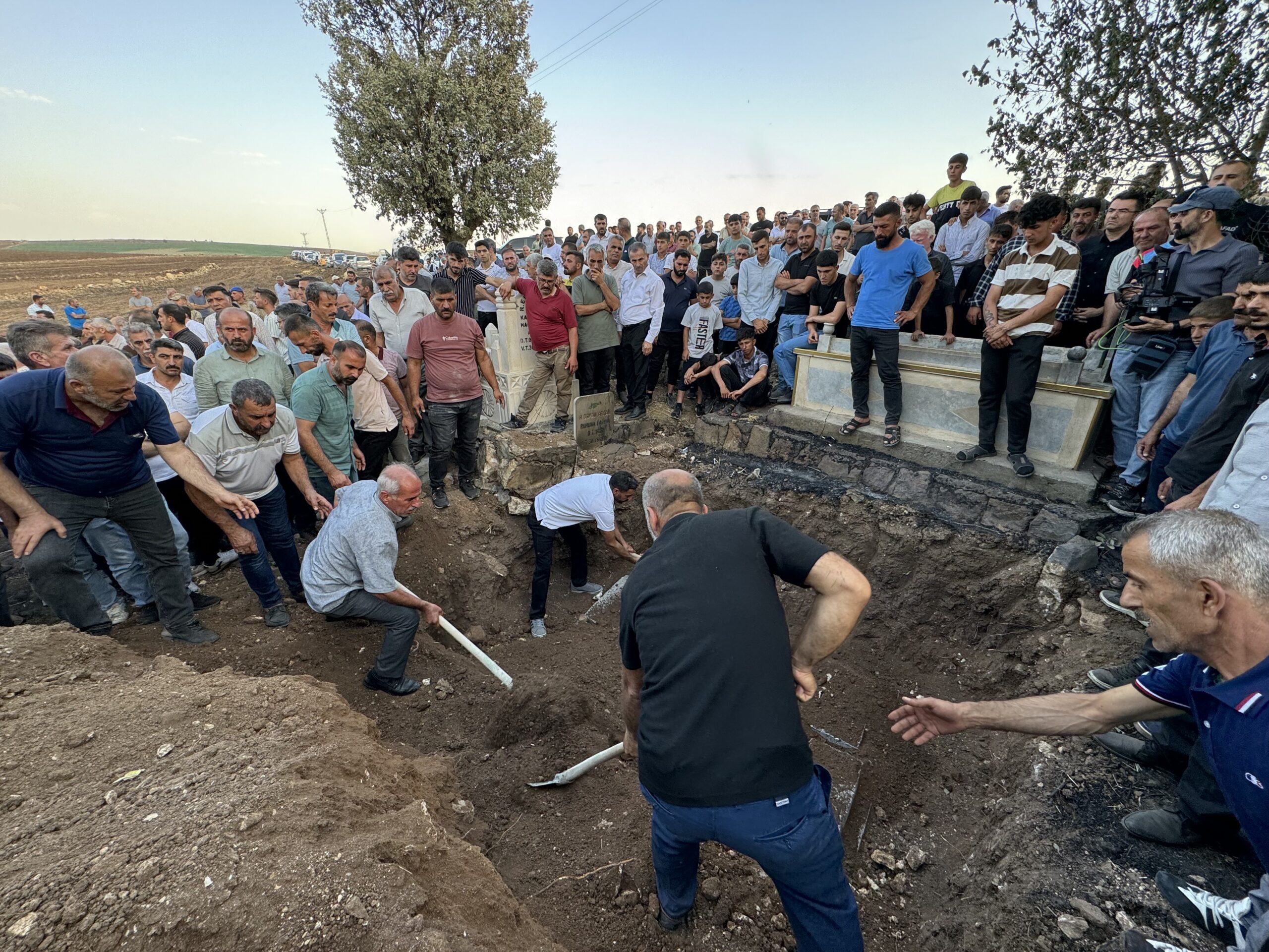 Diyarbakır'daki yangın felaketinde hayatını kaybeden amca ve yeğeni defnedildi