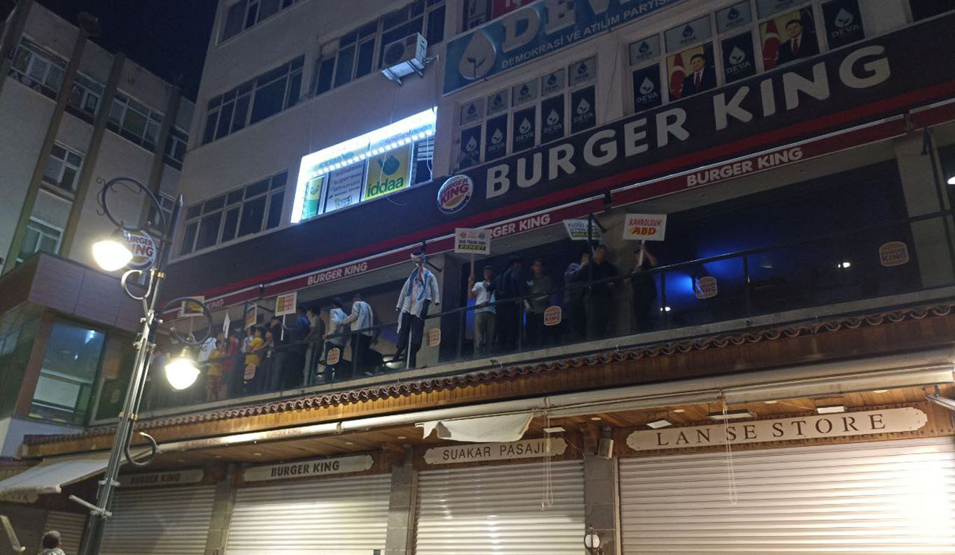 Diyarbakır'daki Starbucks ve Burger Kıng şubelerinde protesto