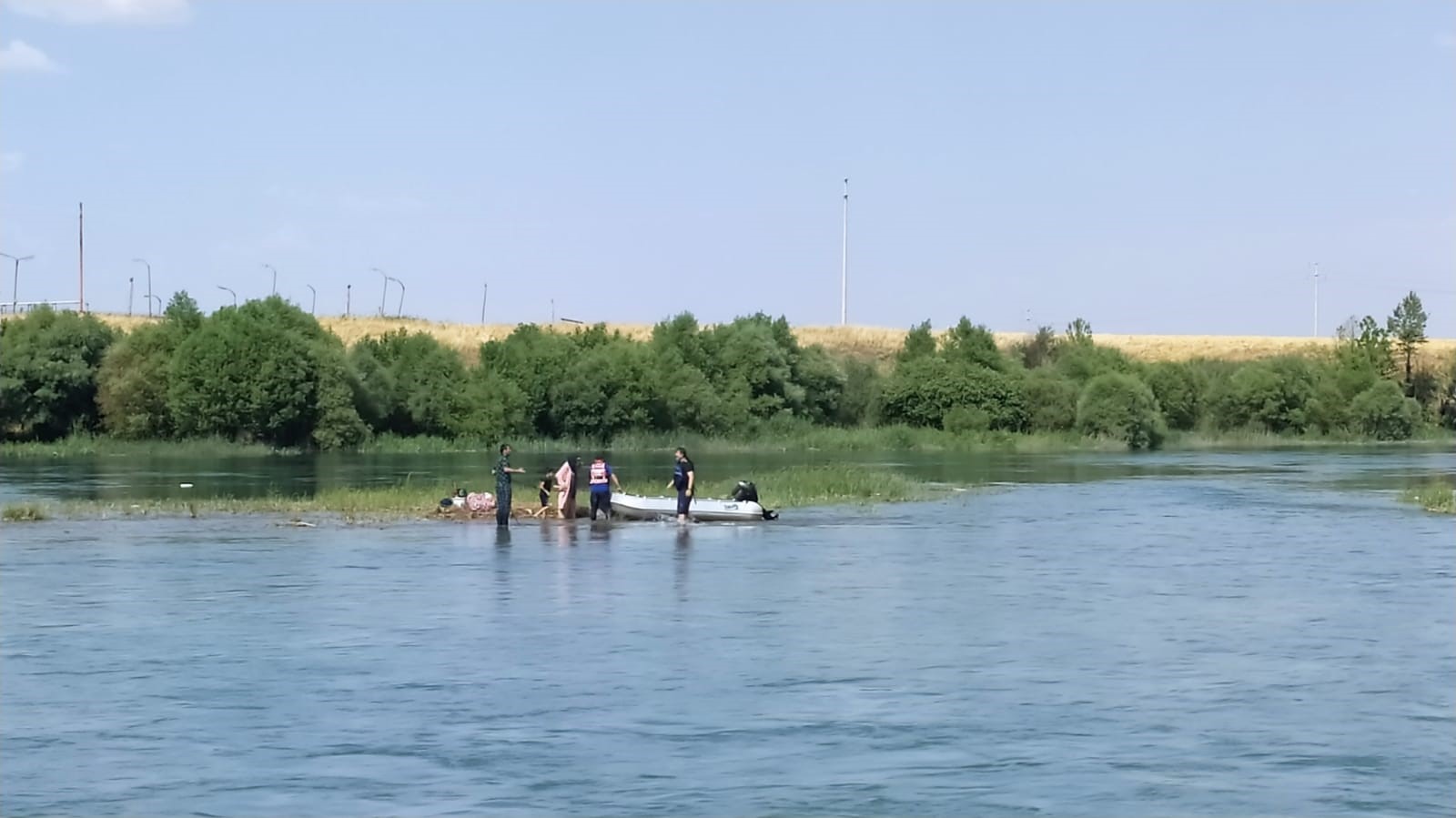 Dicle Nehri'ndeki adacıkta mahsur kalan aile kurtarıldı