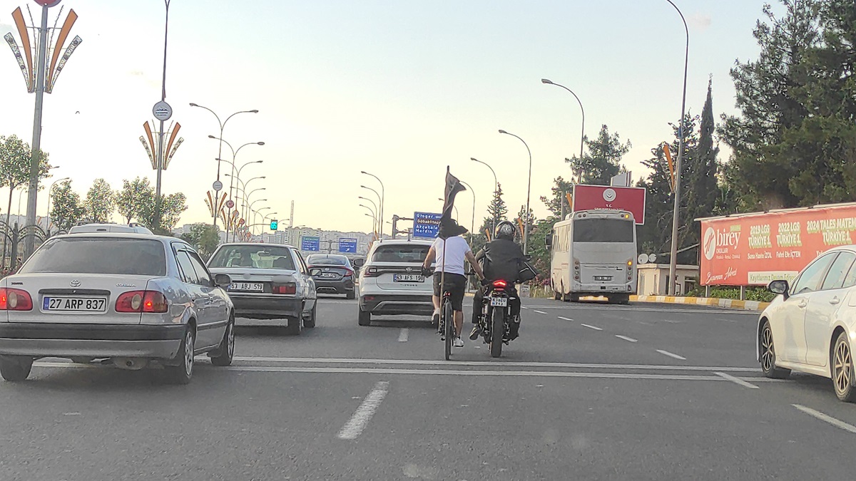 Motosiklet ile bisikleti çekti: Yürekleri ağza getirdi