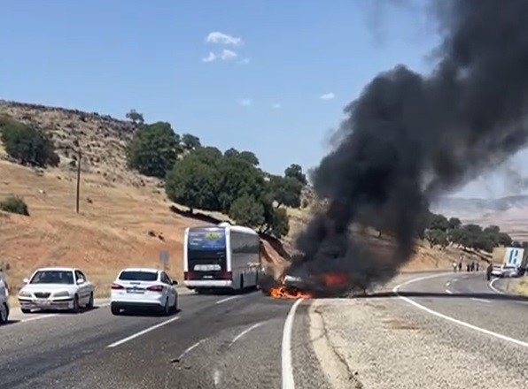 Tıra çarpan otomobil alev aldı: 1 yaralı