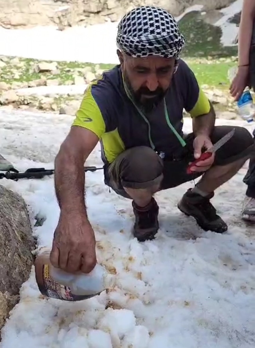 Temmuz'un ilk gününde karda kayıp karlı pekmez yediler