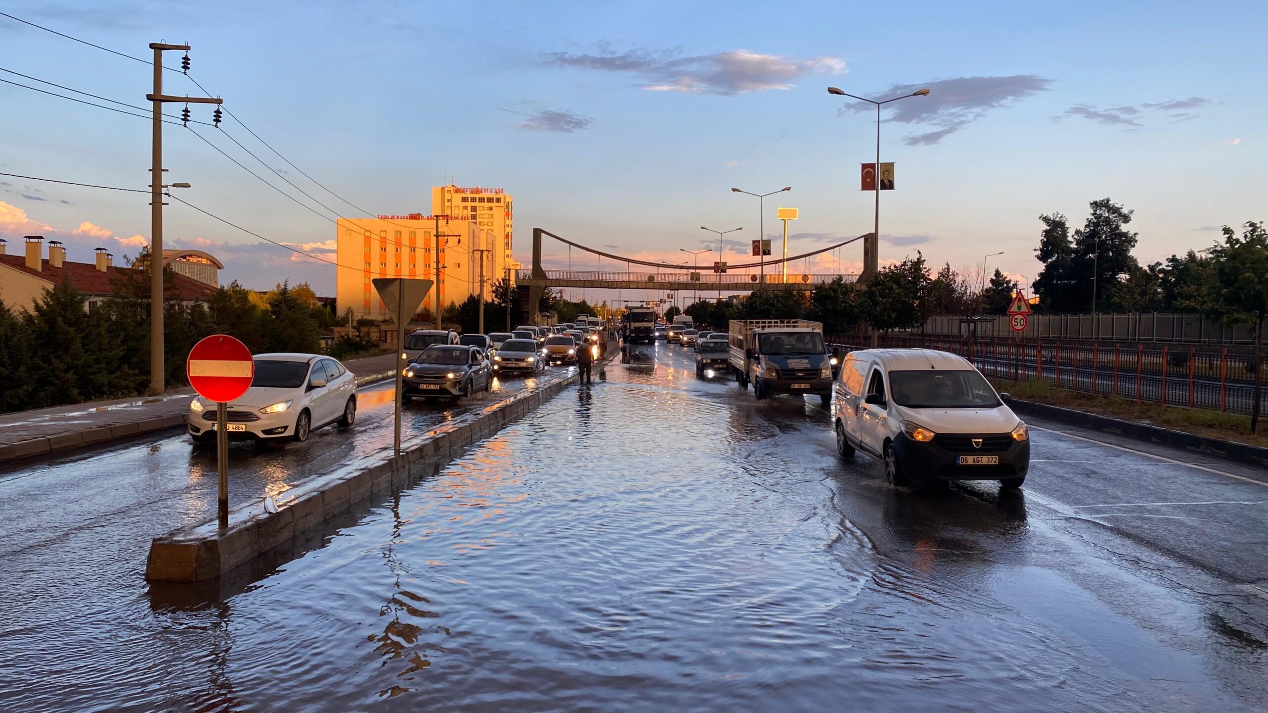 Diyarbakır’da sağanak yağış rögar tıkattı, kilometrelerce araç trafiği oluştu