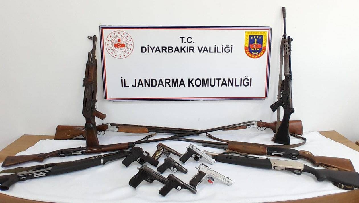 Diyarbakır'da jandarmadan ruhsatsız ve kayıp silahlara operasyon