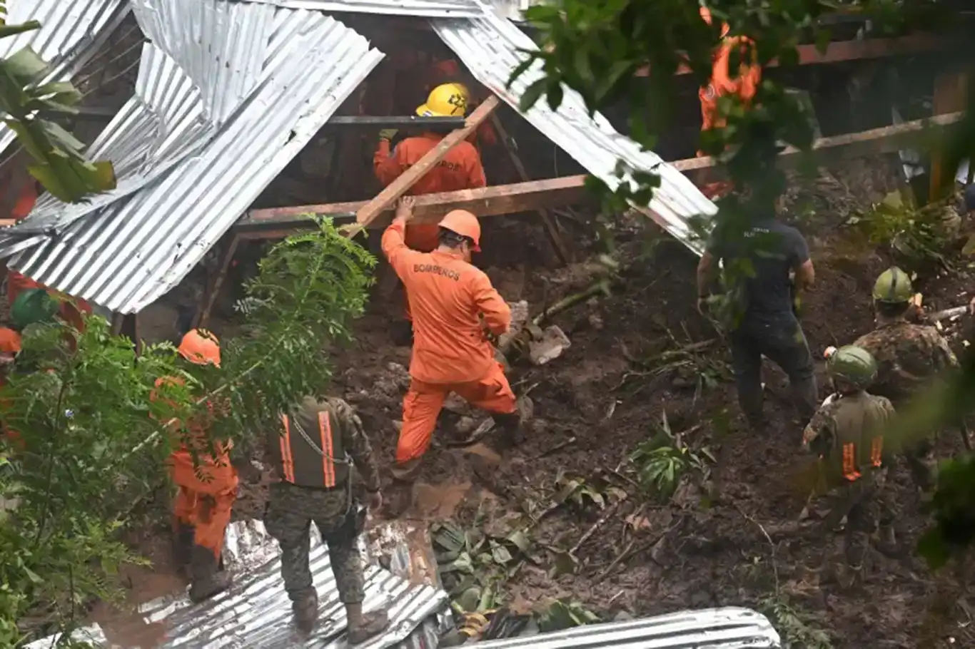 O ülkede sel ve toprak kayması: 16 ölü