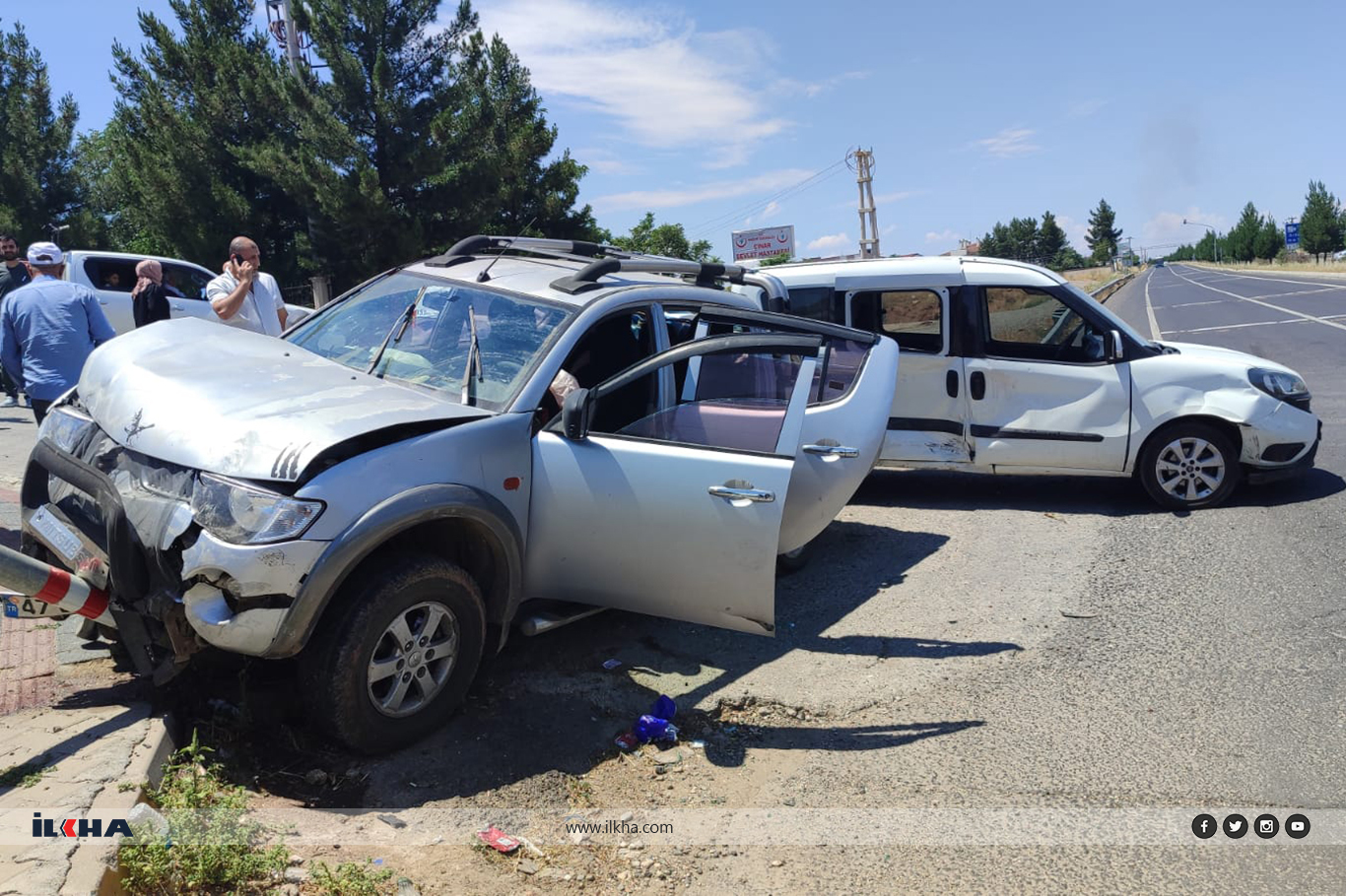 Diyarbakır'da hafif ticari araç ile pikap çarpıştı, 3 yaralı