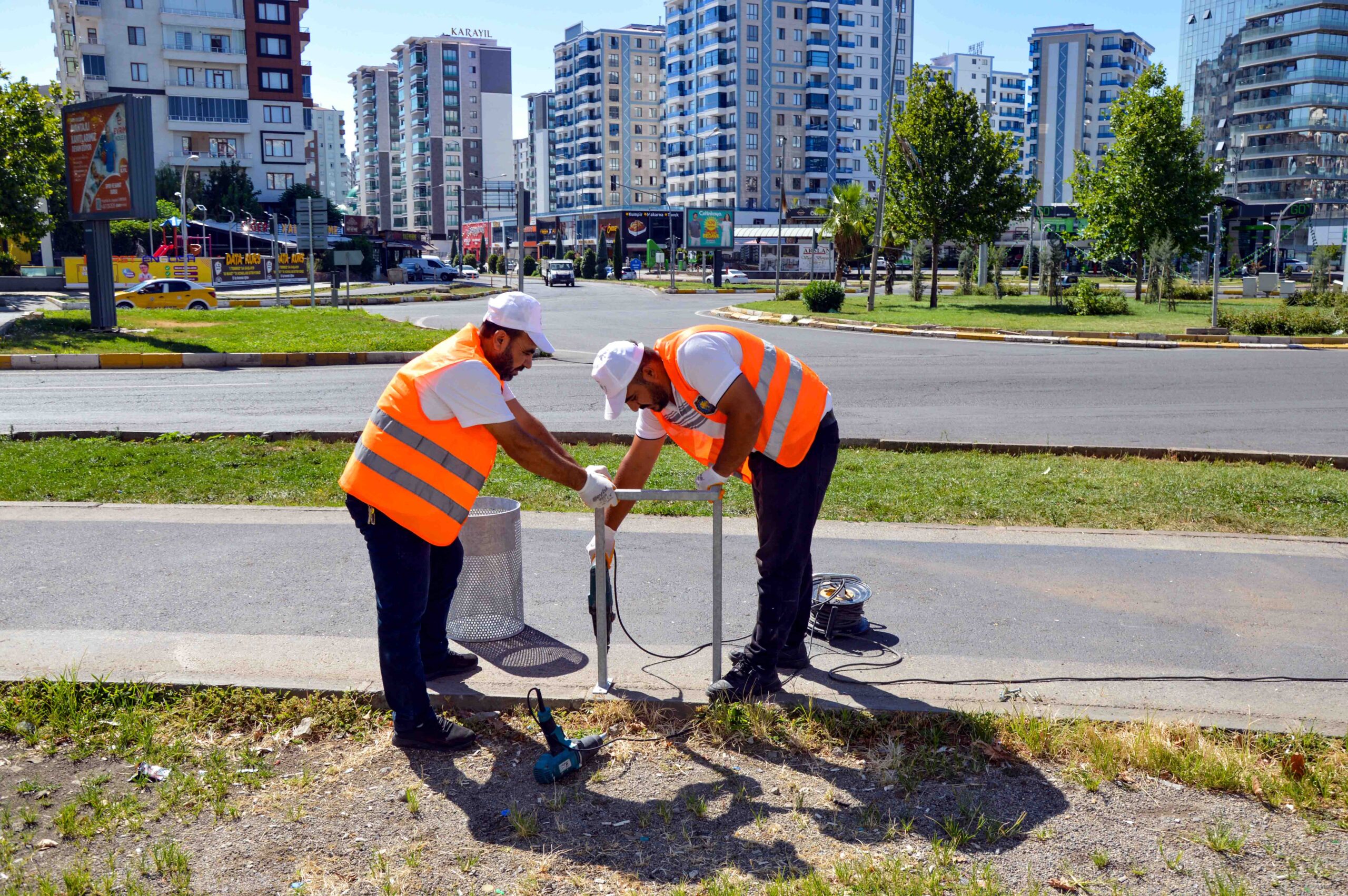 Diyarbakır'da ‘Temiz bir kent’ için cadde ve bulvarlara çöp kovaları yerleştiriliyor