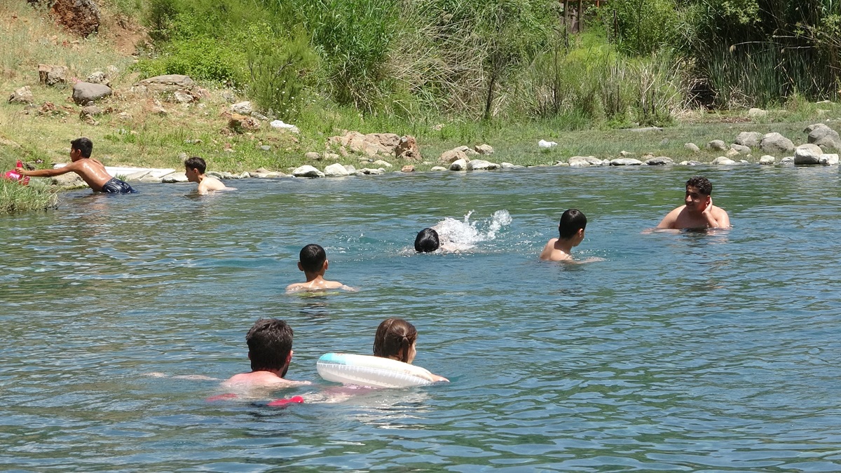 Sıcaktan bunalanlar doğal kaynak suyunda serinliyor