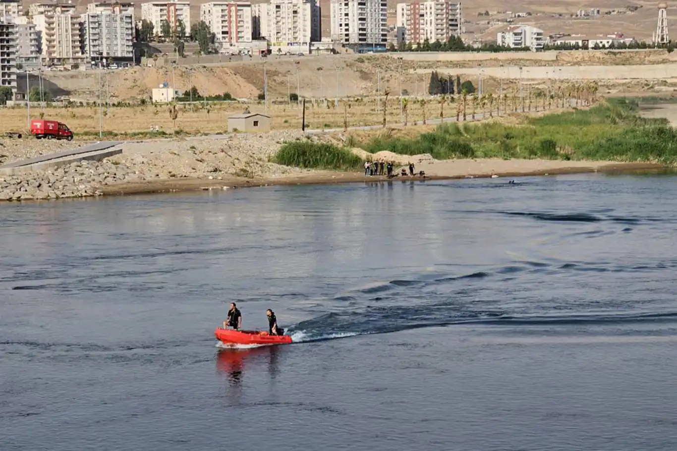 Serinlemek için girdiklerini Dicle Nehri'nde boğulma tehlikesi geçirdiler