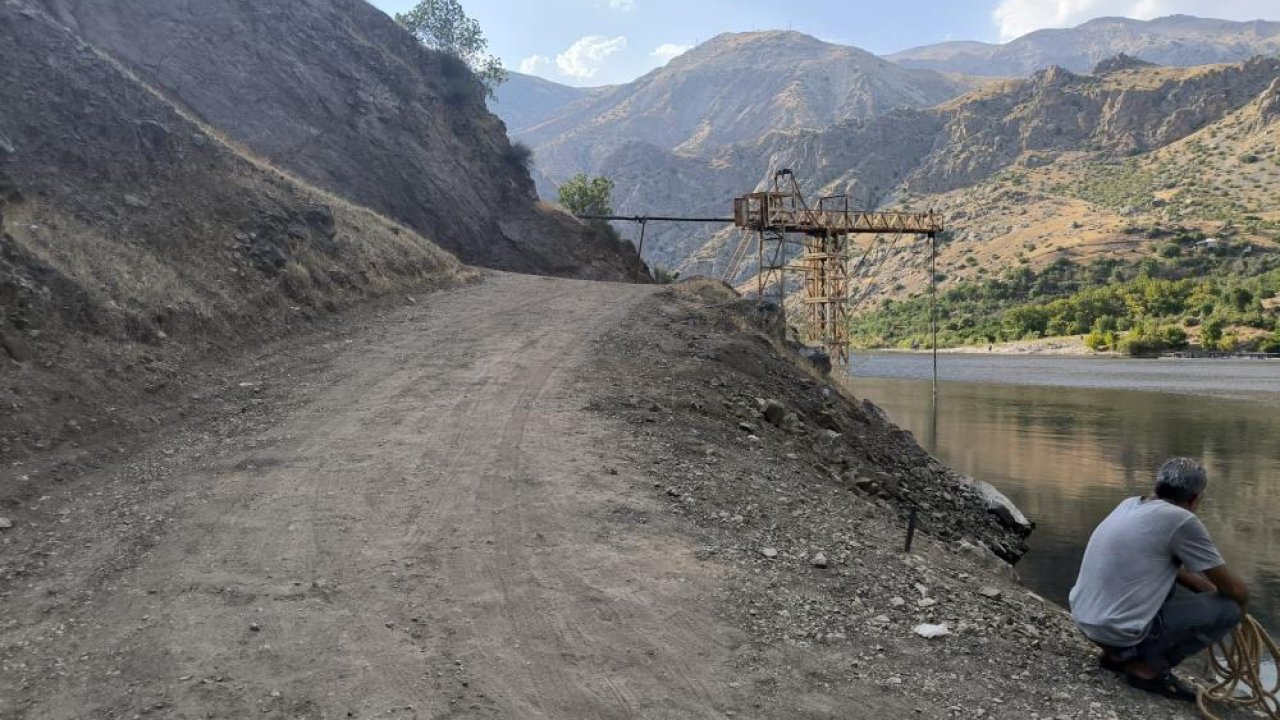 Diyarbakır’da kullanılamayan bozuk köy yolu için yetkililere çağrı