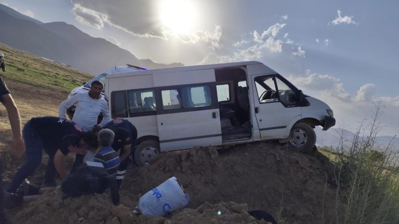 Hakkari’de işçileri taşıyan minibüs kaza yaptı: 5 kişi yaralandı