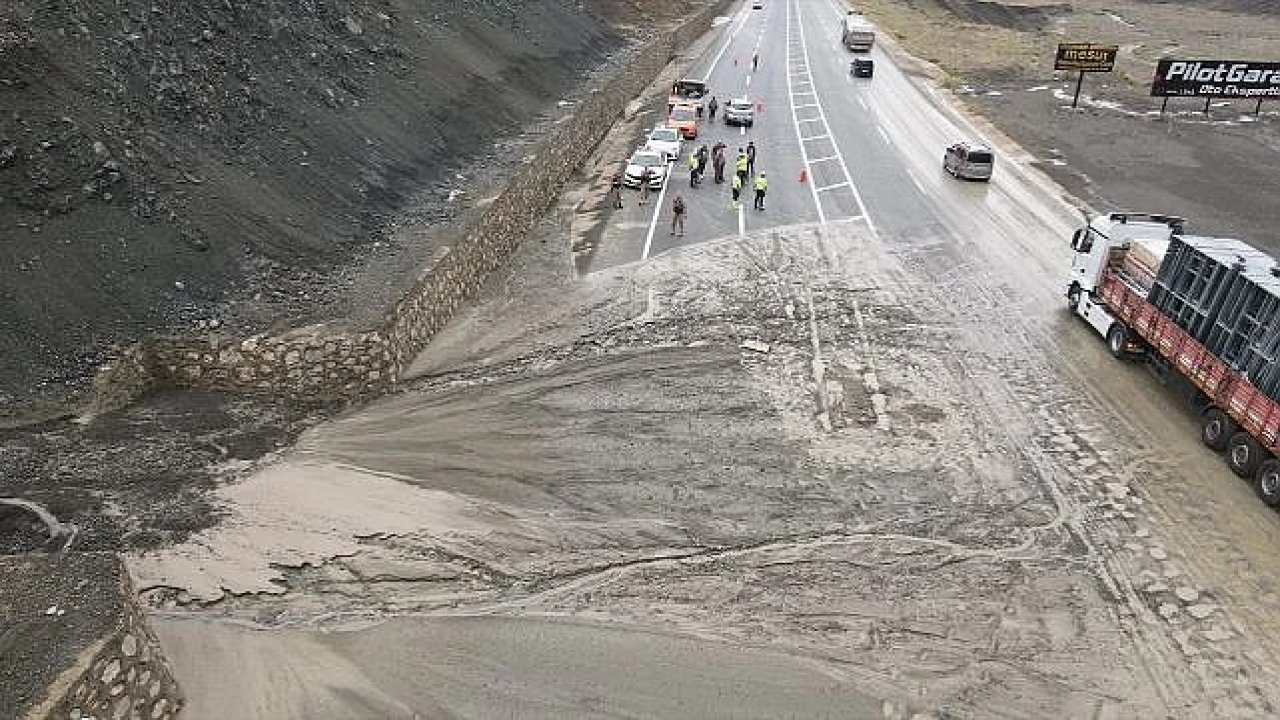 Erzincan-Sivas kara yolunda korkutan heyelan