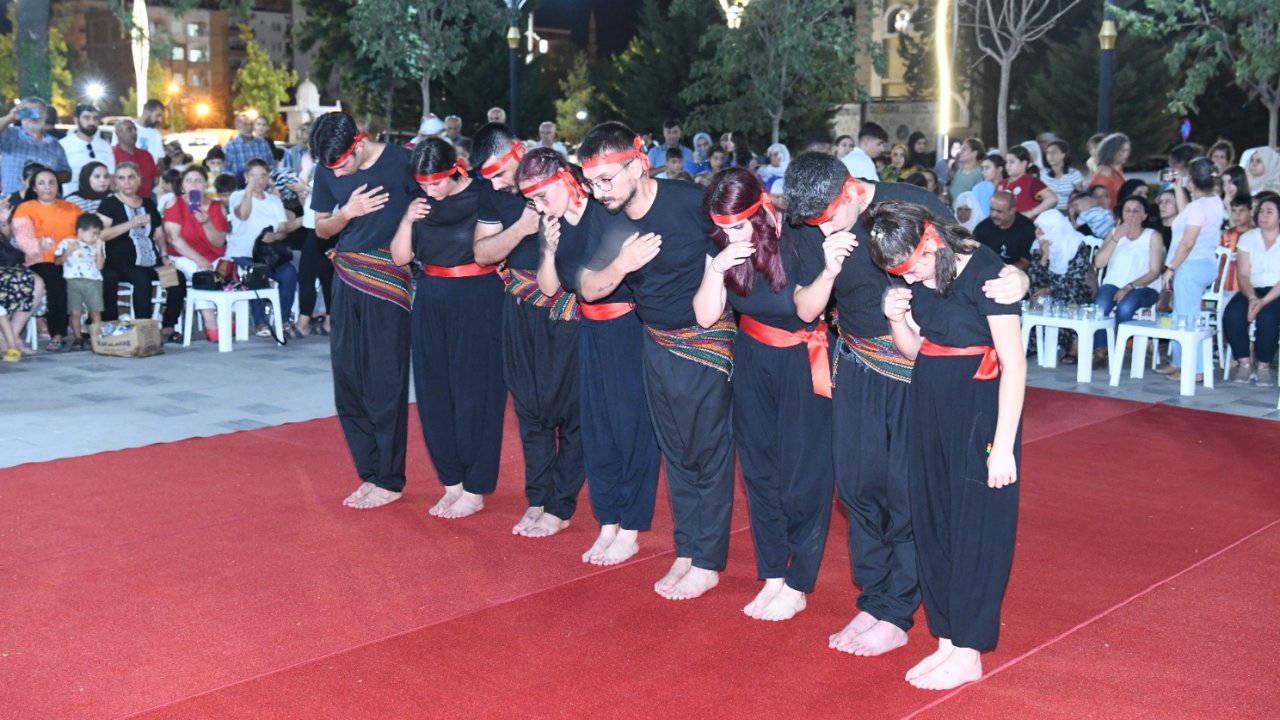 Diyarbakır’da aşure etkinliği: Yüzlerce kişi katıldı