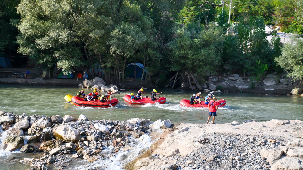 Munzur’da rafting heyecanı: Sporculardan kıyasıya mücadele