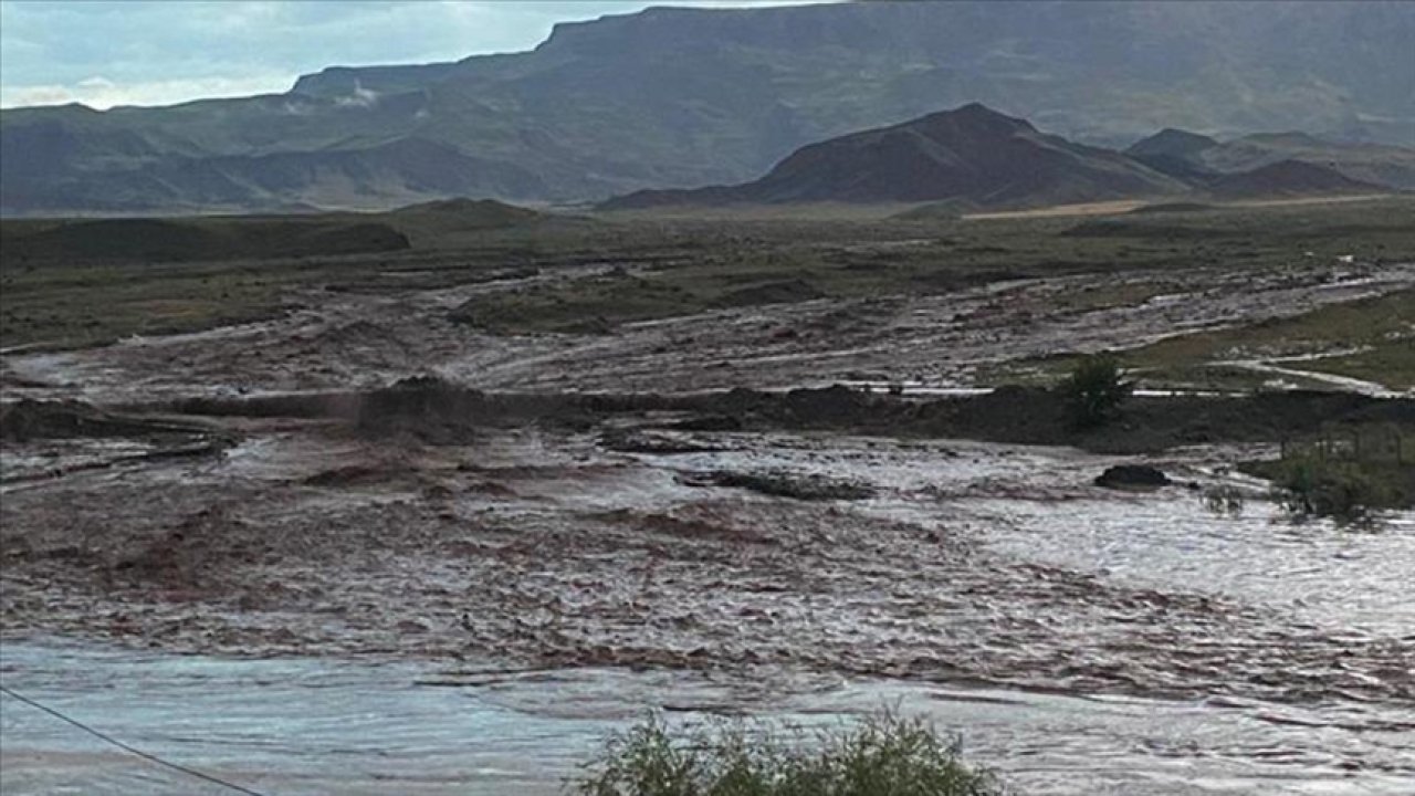 Kars’ta sel felaketi: Yollar kapandı